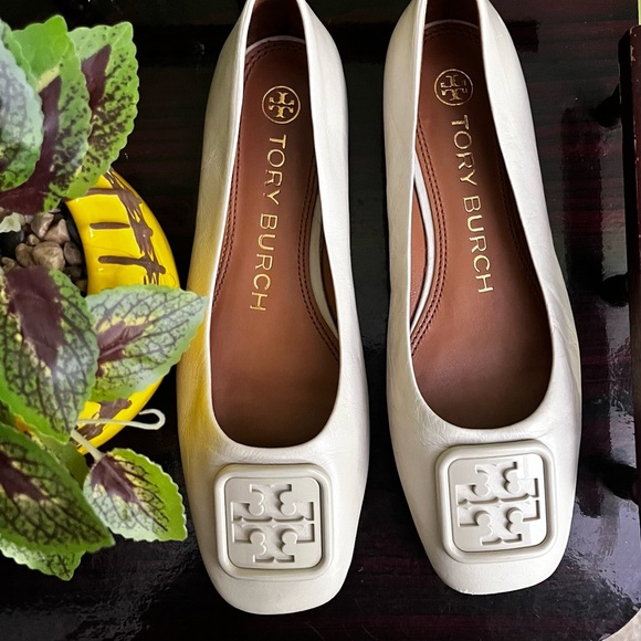 Tory Burch Cream Colored Flats Size 5.5 - Picture 1 of 6